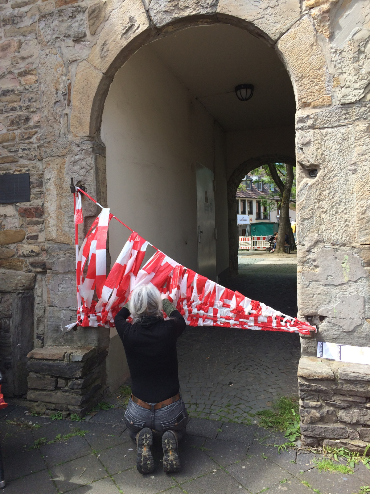 Grenzflächen I (2021), Absperrband, Johannisturm Hattingen, temporäre Installation