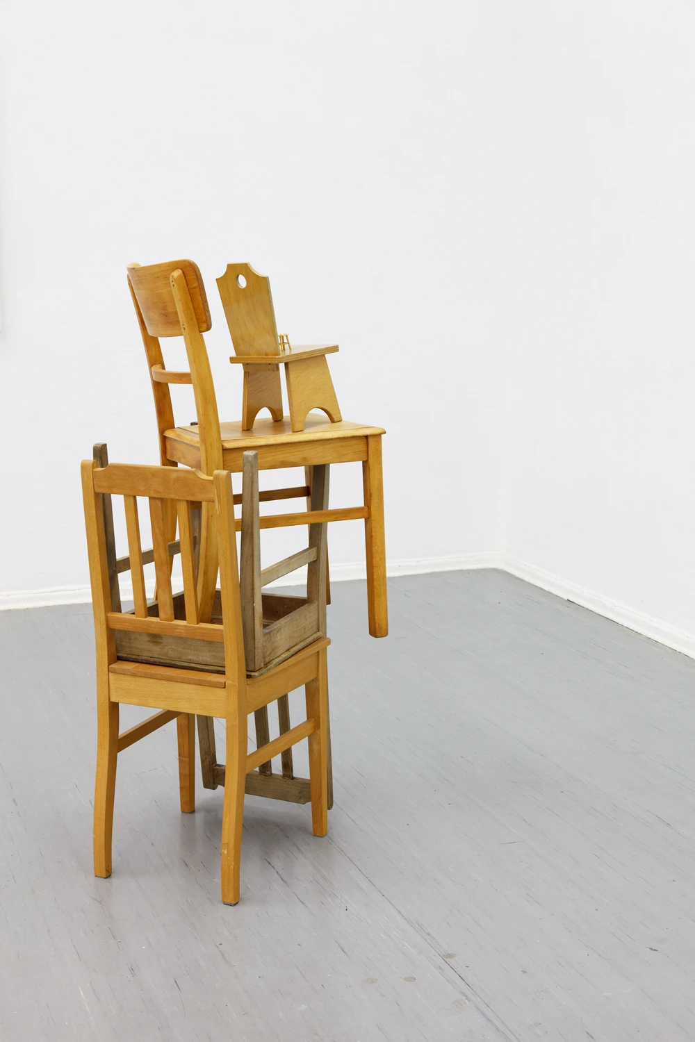 Zum Mitnehmen (2019), Installation, verschiedene Stühle, gebaut, gefunden, restautriert. Foto: Mizuki Kin. VG Bildkunst: Johannes Specks.