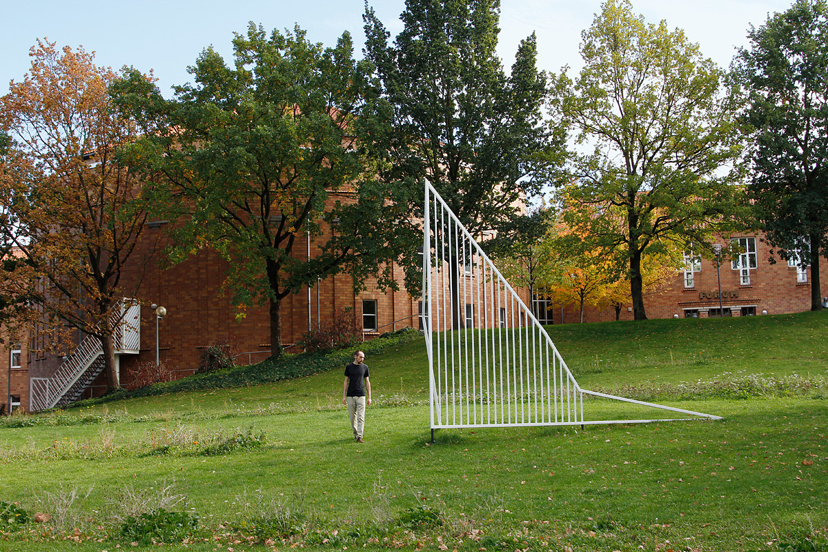 STAIRS AND STRIPES (2019), Städtische Galerie im Park Viersen, 2019, lackierter Stahl (6,3 x 2,2 x 4,4 m). Justyna Janetzek / VG Bild-Kunst.