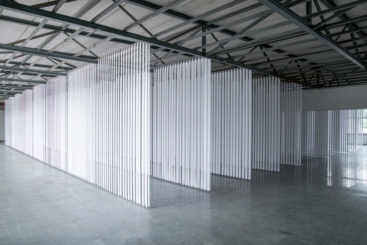 Linie 5 (2016), Papierbänder, eingelegte Stahlplättchen (Raummaß 23 x 20 x 3,5 m)