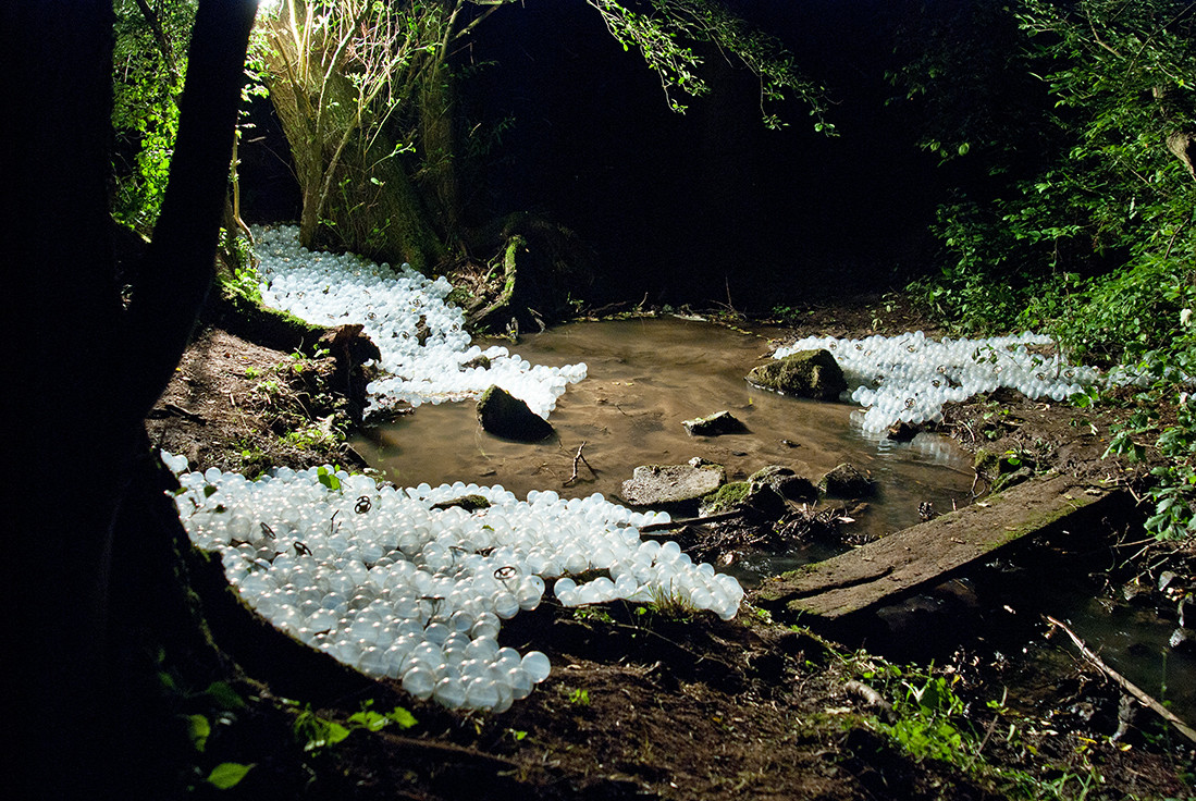 For A Creek/2013/Environment für Bachlauf, 8-Kanal Klangkomposition, 64 Lautsprecher und 3000 grundwasserneutrale Plastikkugeln