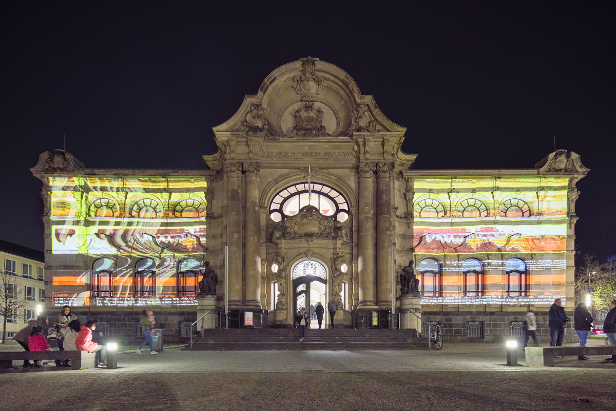 Von Mund zu Ohr Von Blau zu Gold (2022), audiovisuelle Installation, Leopold-Hoesch-Museum Düren. Foto: Philip Kistner